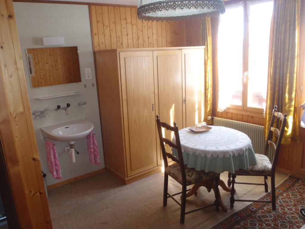 Hotel Alpenrose Saxeten Pokoj fotografie